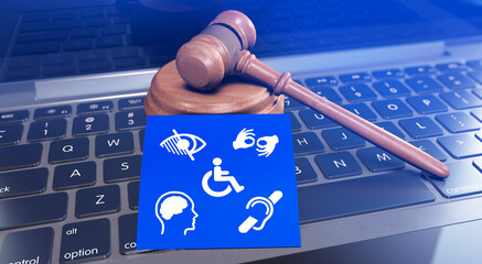 Marteau de juge et symboles d’accessibilité